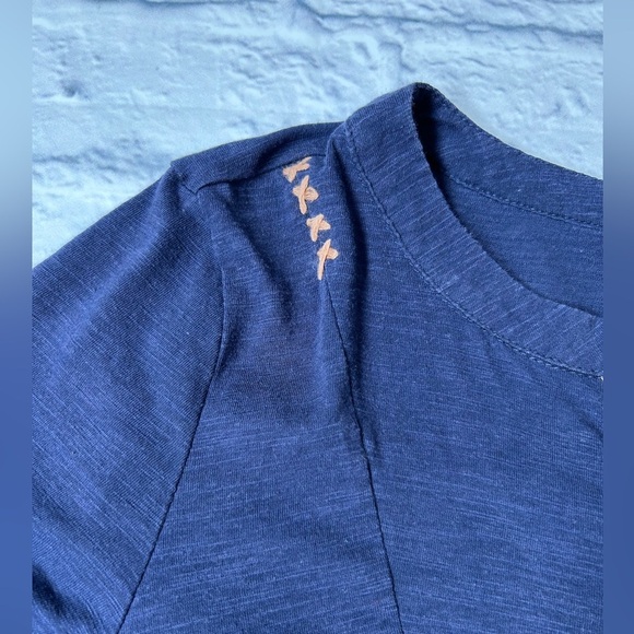 Comme Toi Navy V Neck Short Sleeve Top w/Tan Accents. Size Medium. - Picture 3 of 9